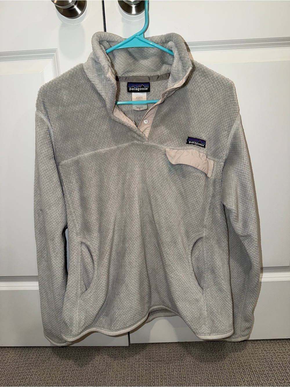 Patagonia Women's Light Gray Pullover Fleece Sweater